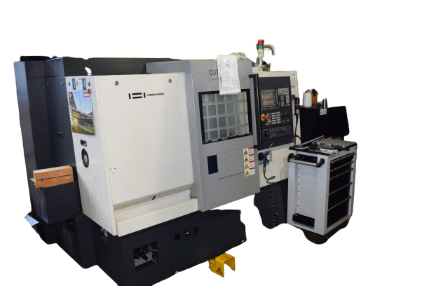 Eine große Maschine und eine Arbeitsstation